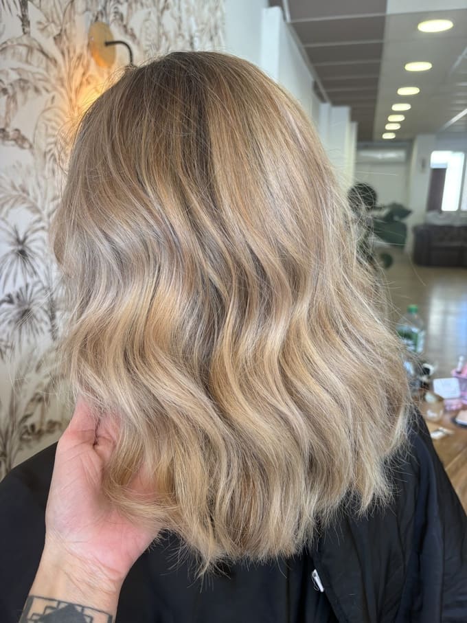 Balayage blond réalisé au salon