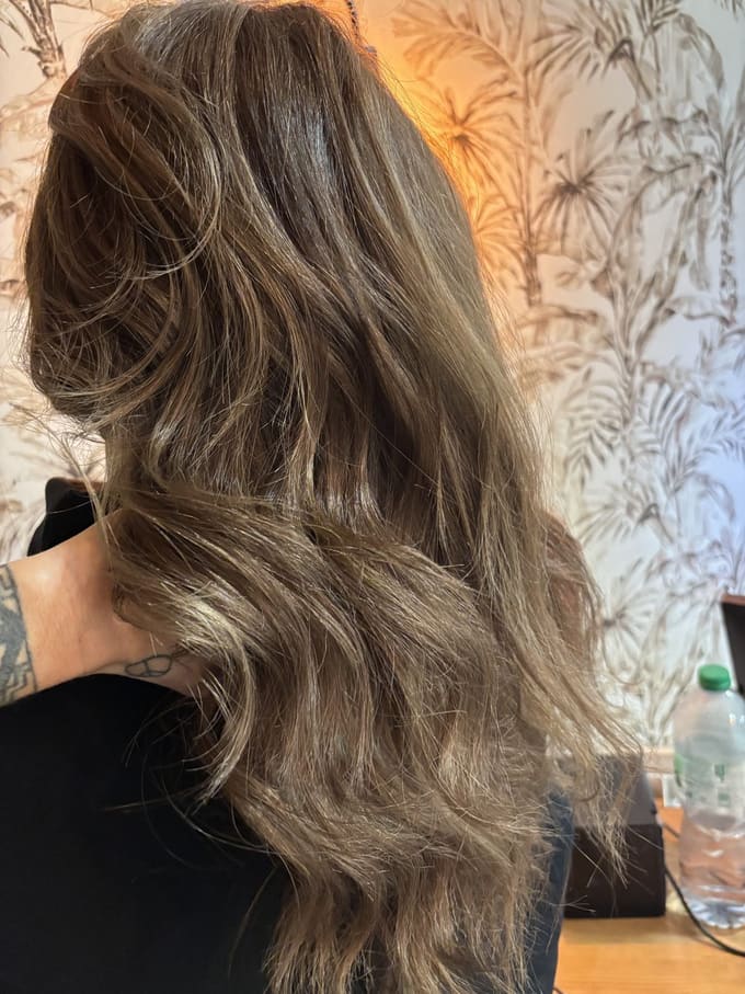Cheveux longs châtain clair travaillés en vagues souples
